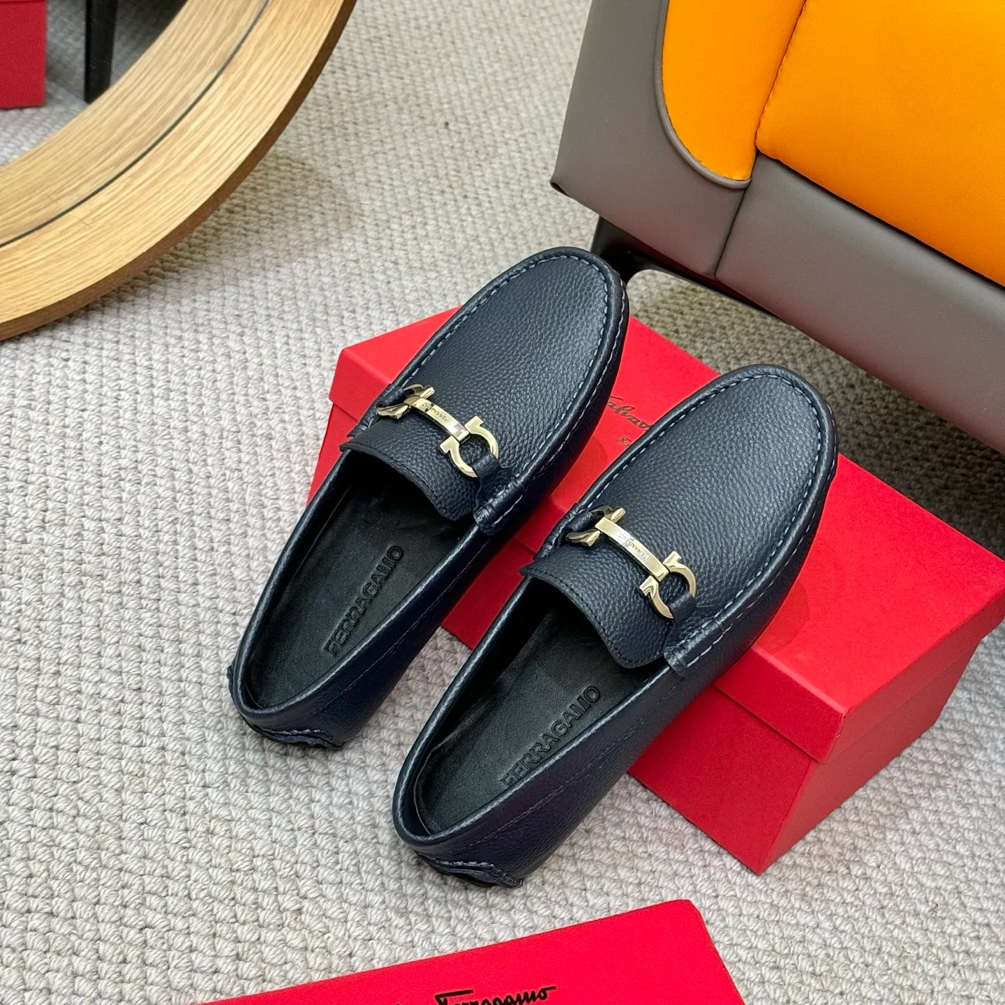 Men's men's shoes 💰420 (Yangli) Ferragamo 〰Ferragamo 2⃣️0⃣️2⃣️5️⃣ New series 👊🏻 Upper 🇮🇹 Italian imported calfskin, original outsole molding. Water-dyed sheepskin lining. The identity of every successful man is set off, and the upper and lower shoes are elegant and stable🚶🏻🚶🏻The high-end custom counter original replica is an eternal classic🔍️Number of codes: 38-46 with counter packaging
